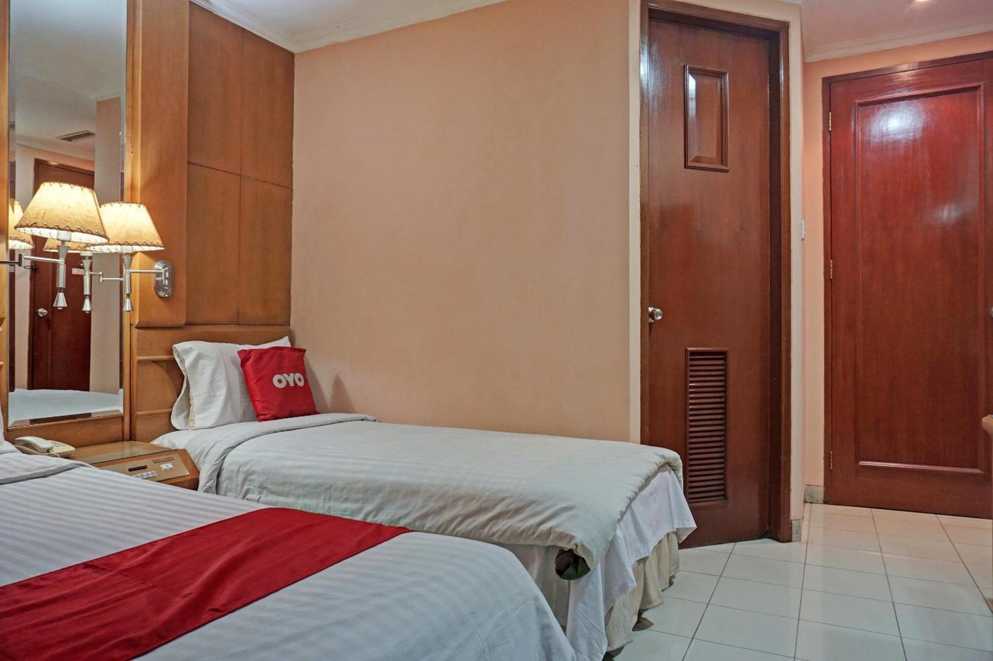 Oyo 671 Hotel Capitol Jakarta Exterior foto